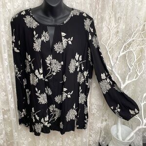 Black & White Large Floral Perfect Blouse.